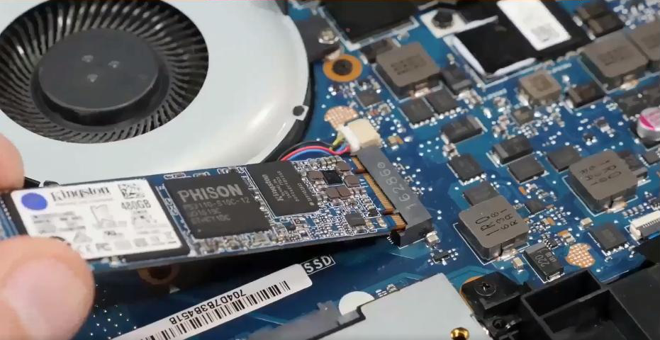 Stecken Sie die SSD schräg in die entsprechende Schnittstelle