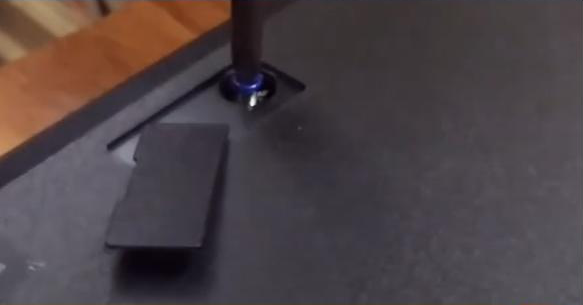 Entfernen Sie die PS3-Schraube mit einem Schraubendreher
