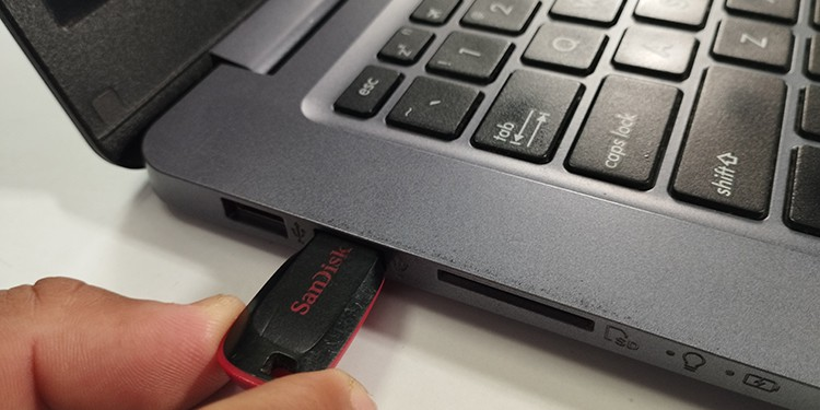 NO_TRANS:Stecken Sie ein USB-Flash-Laufwerk ein